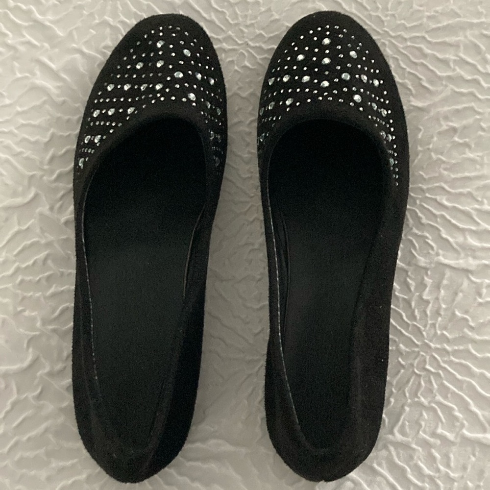 Black flats with rhinestones on toe area.  Size 40 EU.  No brand . Never worn.